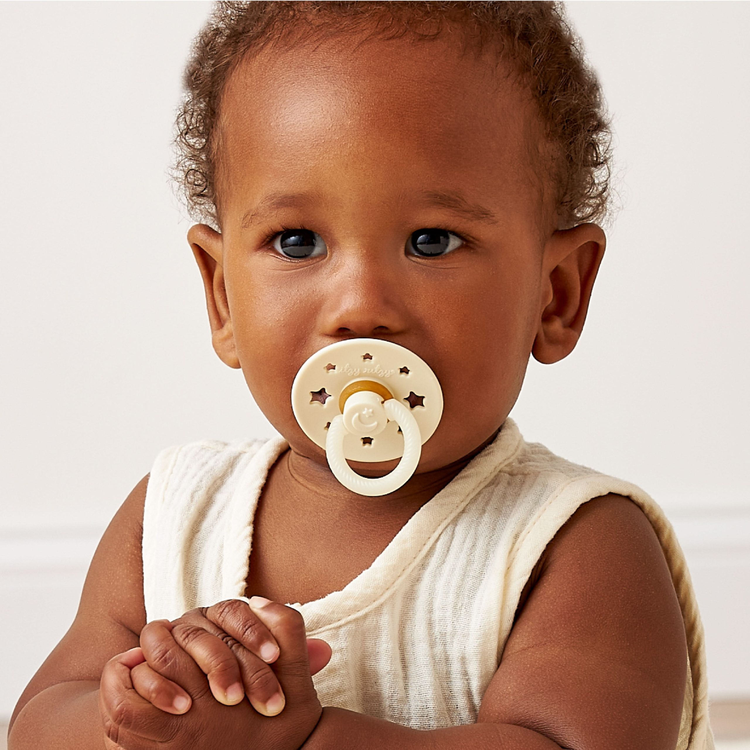 Itzy SootherTM Glow in the Dark Natural Rubber Pacifier – 6-18M - Image 3